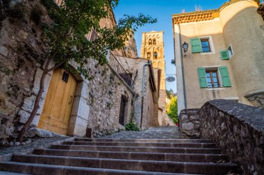 Moustiers Sainte Marie merdivenlerde
