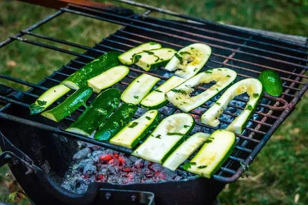 Cetrioli alla griglia sul barbecue — Foto Stock