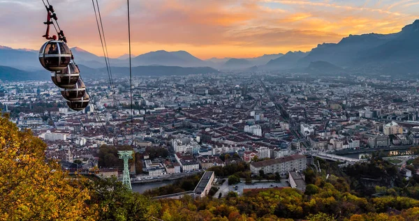 Grenoble e teleféricos ao pôr do sol — Fotografia de Stock