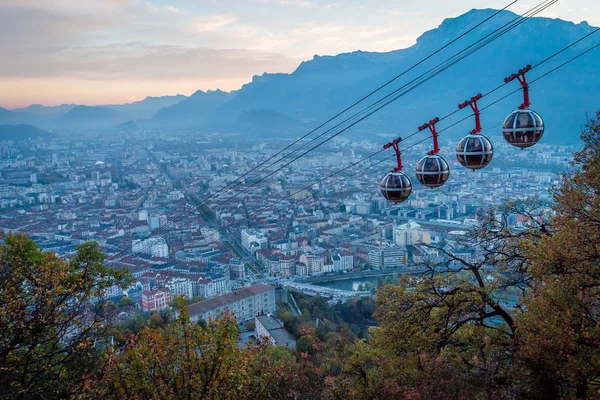 Grenoble e teleféricos ao entardecer — Fotografia de Stock