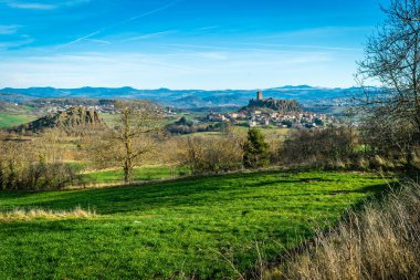 Yeşil çayırlar ve bir kale