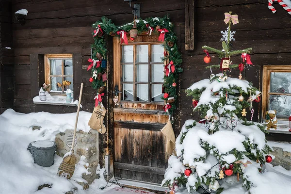 Puerta con decoraciones navideñas —  Fotos de Stock