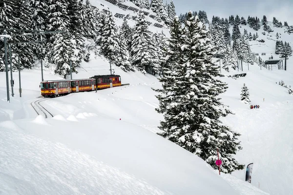 Червоний потяг спускається по горі — стокове фото