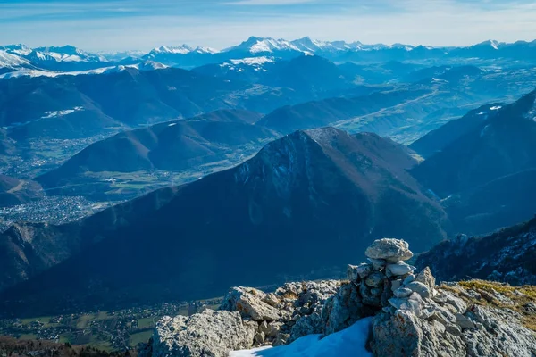 Pilha de rochas no topo de uma montanha — Fotografia de Stock