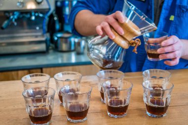 Kahve tatma gözlükleri