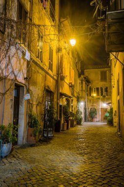 Geceleri Roma 'da aydınlatmalı sokak