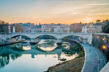 Günbatımı Roma'da Tiber Nehri