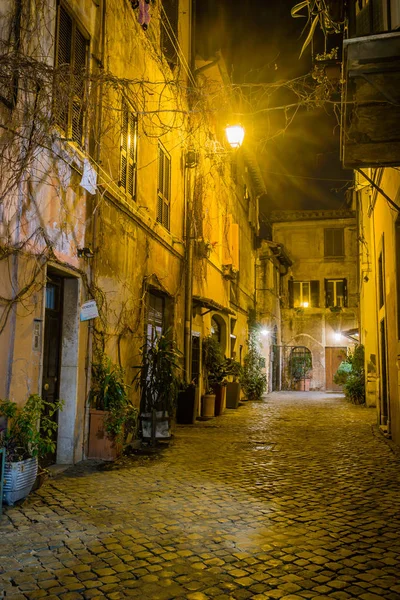 Nachts beleuchtete Straße in Rom — Stockfoto