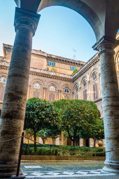 Palácio em Roma com laranjeiras — Fotografia de Stock