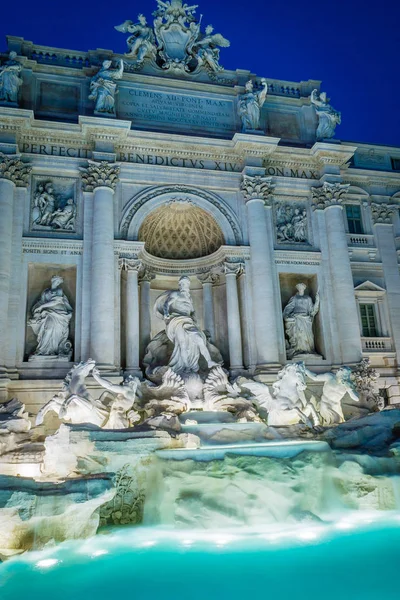 Fonte de Trevi à noite em Roma — Fotografia de Stock