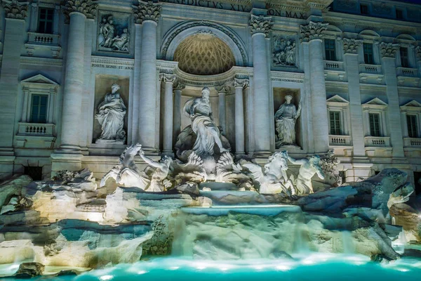 Fonte iluminada de Trevi em Roma — Fotografia de Stock