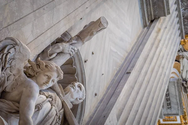 St Peter Bazilikası'nın heykeli — Stok fotoğraf