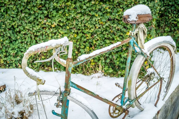 Rower z śniegu na nim — Zdjęcie stockowe