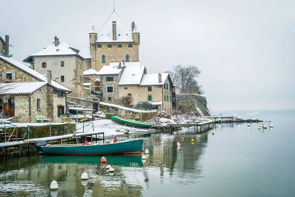 Yvoire dorp met sneeuw — Stockfoto