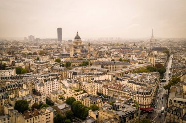Eyfel Kulesi, sis ve bulutlar Pantheon ve Montparnasse Kulesi