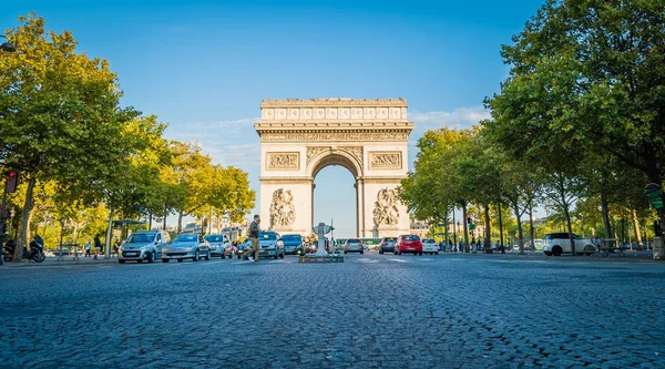Yaz aylarında gün batımında Paris Arc de Triomphe'ye
