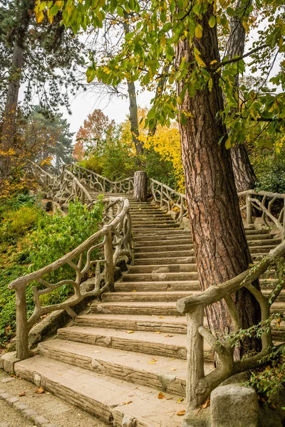 秋季巴黎蒙苏利公园的楼梯 — 图库照片