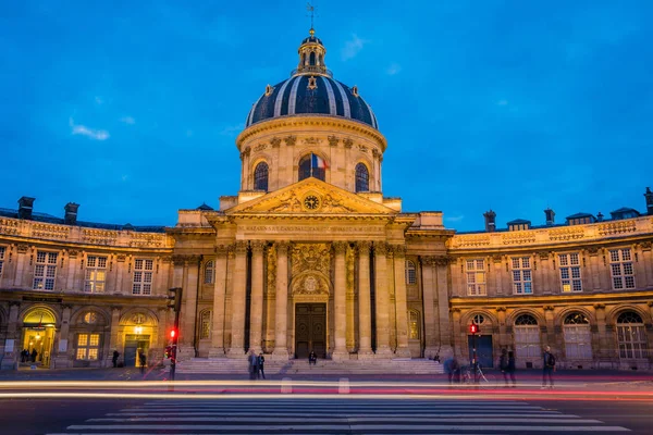 夜パリのフランス アカデミー — ストック写真