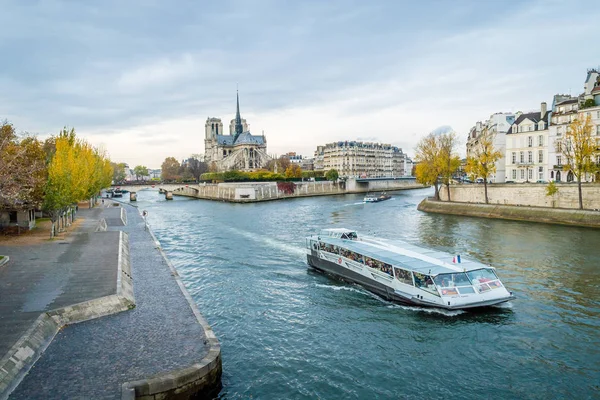 Sonbaharda Paris Turist Dolu Peniche Tekne — Stok fotoğraf