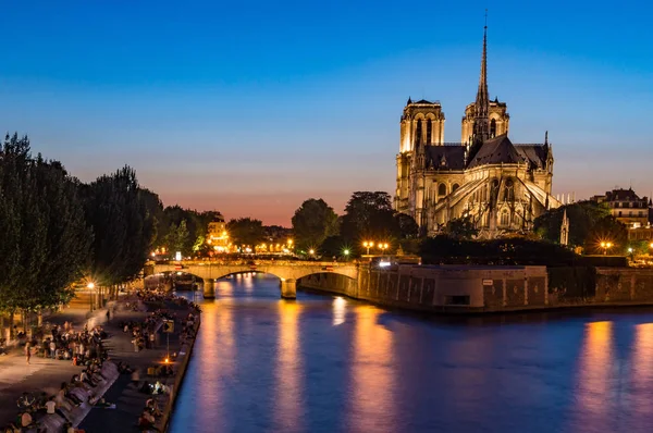 Notre Dame de Paris a Seine přístaviště v noci — Stock fotografie