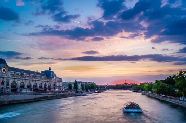 Pôr-do-sol azul sobre o Museu Orsay e o Sena — Fotografia de Stock