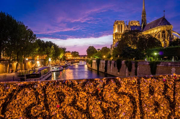 Aşk kilitleri bir Paris köprü — Stok fotoğraf