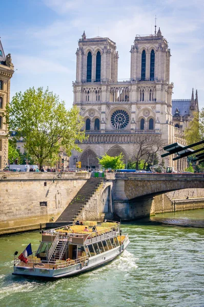 Notre-dame-de-Paris ve Paris tekne — Stok fotoğraf