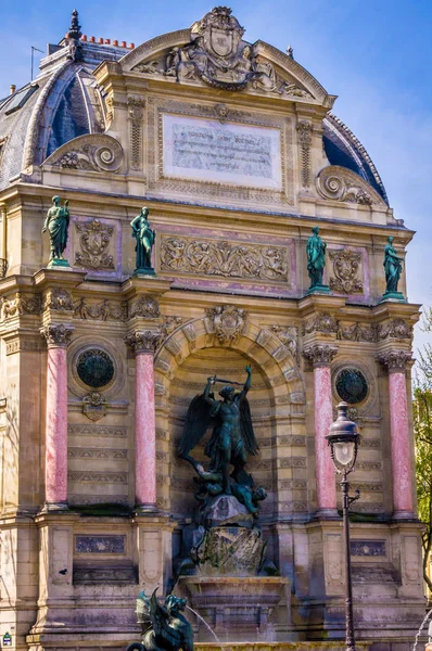 Fuente de Saint Michel en París — Foto de Stock