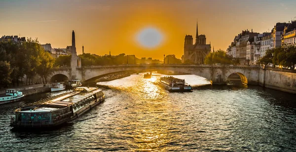 Захід сонця над мостом Парижа і Нотр Дам — стокове фото