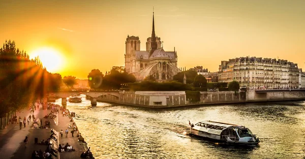 Puesta de sol sobre el muelle de París y Notre-Dame en verano —  Fotos de Stock