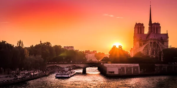 Paris ve Notre Dame de Paris üzerinde kırmızı günbatımı — Stok fotoğraf