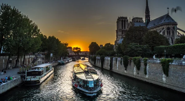 Barco Peniche em Paris ao pôr-do-sol — Fotografia de Stock