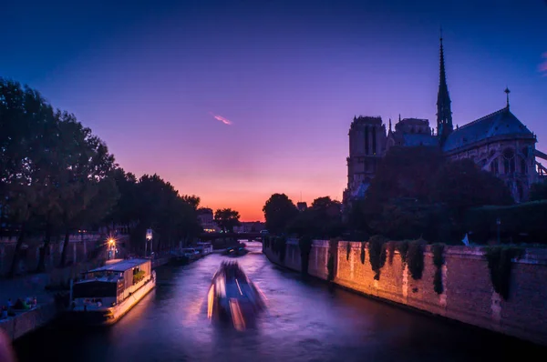 Paris ve Notre Dame de Paris üzerinde mor günbatımı — Stok fotoğraf