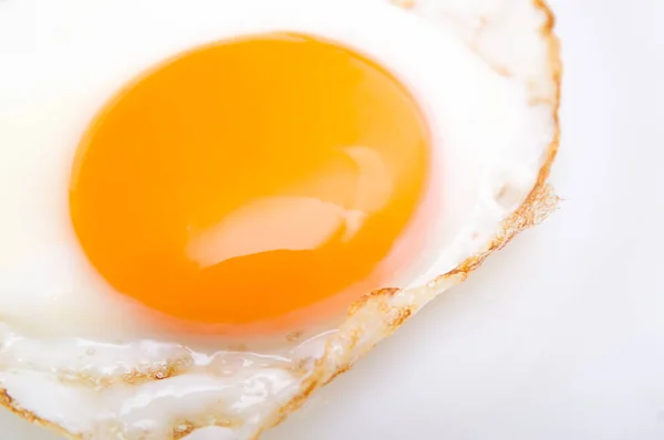 Jajko sadzone na białym tle na danie — Zdjęcie stockowe