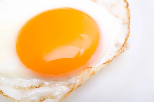 Gebakken ei geïsoleerd op schotel — Stockfoto