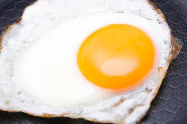 Gebakken ei op pan — Stockfoto