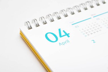 beyaz zemin üzerinde masa takvimi