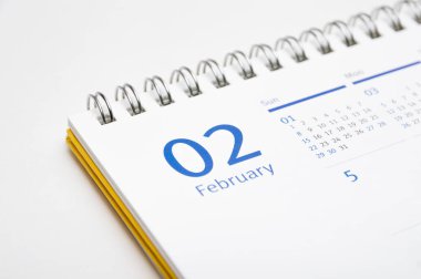 beyaz zemin üzerinde masa takvimi