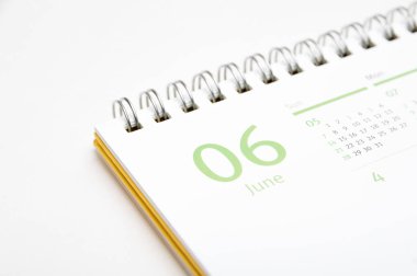 beyaz zemin üzerinde masa takvimi