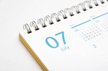 beyaz zemin üzerinde masa takvimi