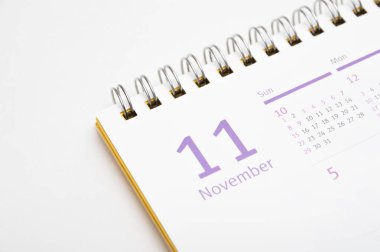 beyaz zemin üzerinde masa takvimi