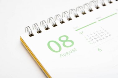 beyaz zemin üzerinde masa takvimi