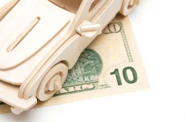 ahşap araba ve ABD Doları Beyaz arka plan üzerinde izole. Satın alma, Kiralama, sigorta, yakıt, servis ve onarım masrafları için kavramı.