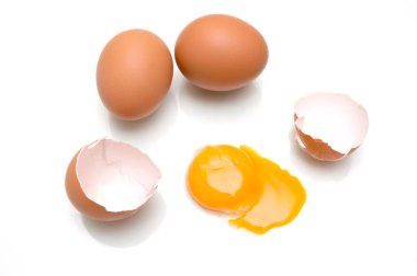 Kırık yumurta beyaz arka planda izole edilmiş.