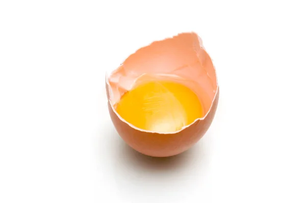 Rozbite jajko izolowane na białym tle — Zdjęcie stockowe