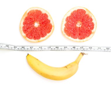 Güler yüz greyfurt, muz ve şerit metre, beyaz arka plan, diyet kavramı üzerinde yapılan
