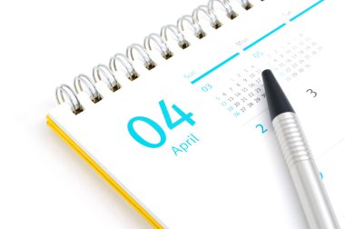 Masa takvimi ve beyaz zemin üzerine kalem