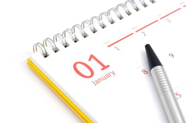 Masa takvimi ve beyaz zemin üzerine kalem