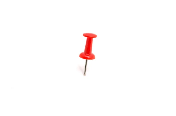 Push κόκκινο χρώμα pin και σχετικά απομονωμένη λευκό φόντο — Φωτογραφία Αρχείου