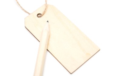 Kalem ve küçük ahşap beyaz arka plan üzerinde izole yönetim kurulu